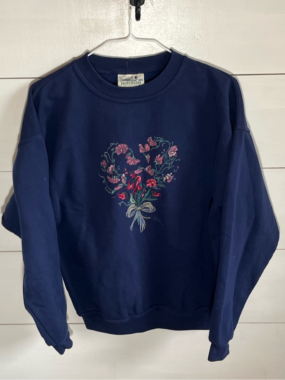 Northern Reflections Navy Crewneck Sweatshirt with Floral Heart Motif - Vintage
